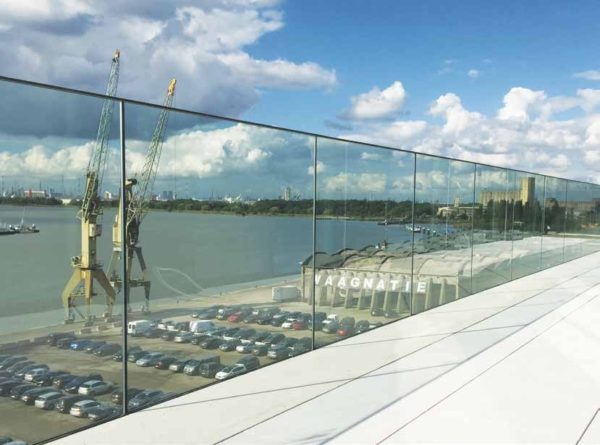 Garde corps en verre sécurisé sans montant pour terrasse