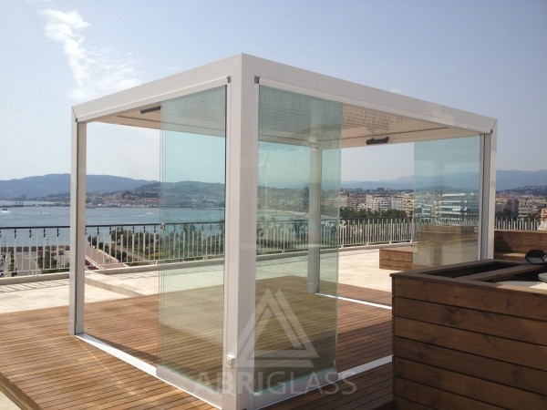 Coulissant panoramique ouvert sur une terrase en bois en bord de mer