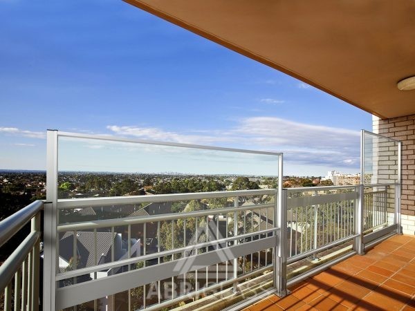 Paravent télescopique sur un balcon de résidence