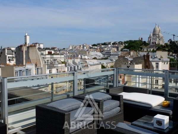 Paravent télescopique sur une terrasse à Paris avec vue sur le Sacré Coeur de Montmartre