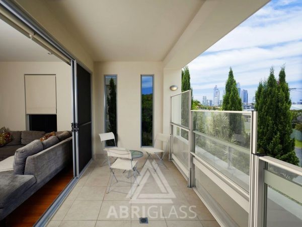 Paravent en verre sur un balcon de copropriété