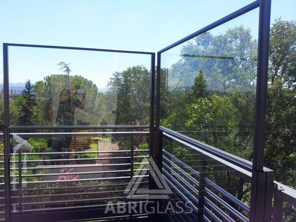 Protection de terrasse contre le vent et le bruit grâce aux paravents télescopiques