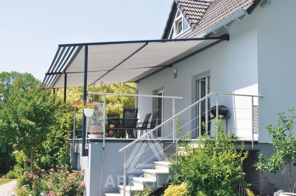 Aménagement de terrasse avec une Pergola à toile rétractable de couleur claire Néo+