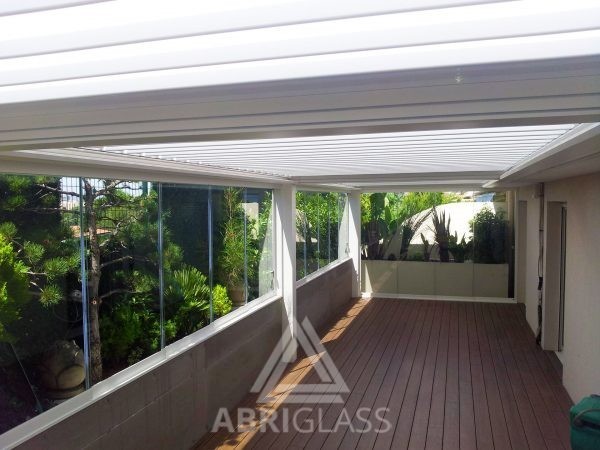 Grande pergola à lames orientable de 14m avec coulissant panoramique à Marseille