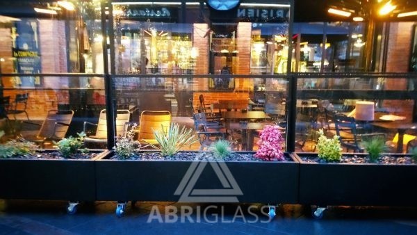 Installation de bac jardinière pour paravent télescopique sur la terrasse d