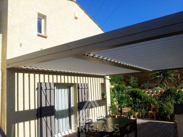 Aménagement de terrasse avec pergola bioclimatique à lames orientables motorisées sur Allauch
