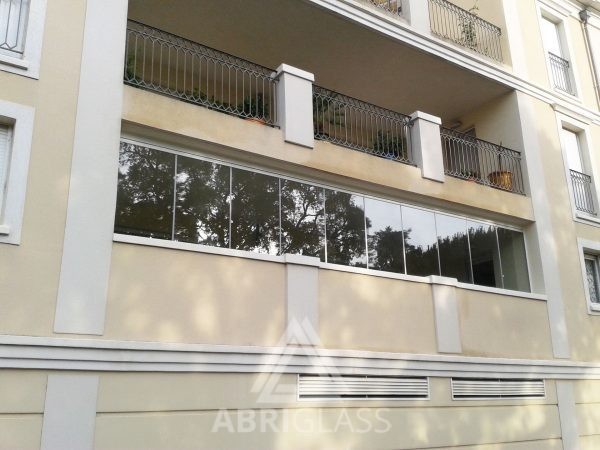 Rideau de verre sur un balcon à La Londes les Maures (83250)