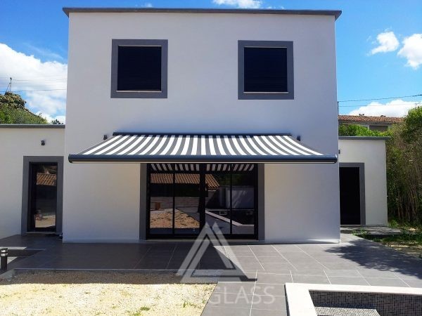 Store coffre ouvert pour protéger du sloeil une terrasse de particulier dans les Bouches du Rhône 13