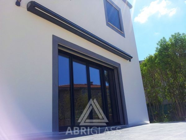 Store banne coffre fermé installé sur une terrasse à Marseille