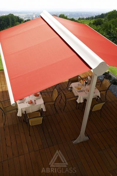 Store double pente pour protection solaire de terrasse CHR