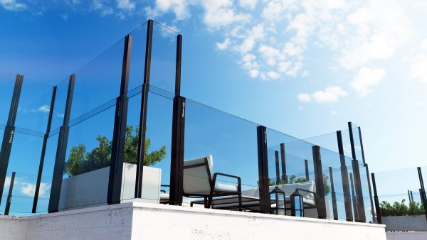 Paravent automatique escamotable sur terrasse avec vue ciel