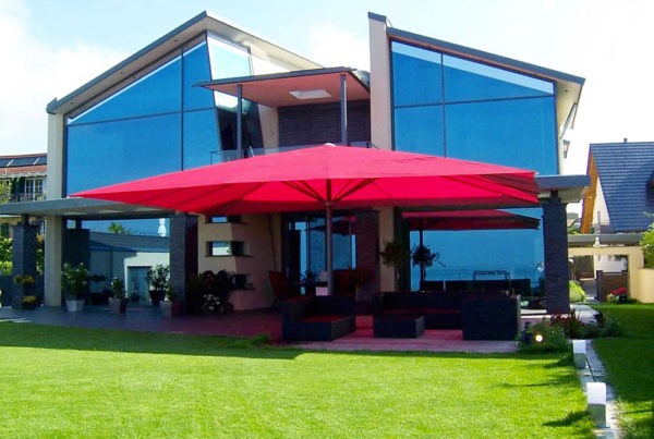 Protection solaire d'une terrasse moderne par un parasol Facil 6x8