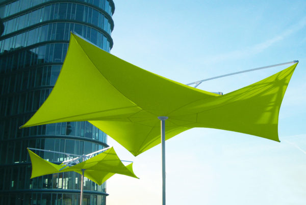 Parasol STRUCTURELAB Pomme dans un quatier d'affaire