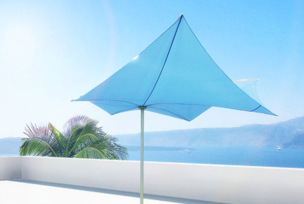 Parasol Structurelab droit sur terrasse avec vue mer imprenable