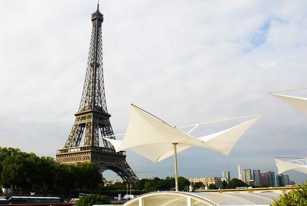 Parasol Structurelab à Paris au pied de la tout Eiffel