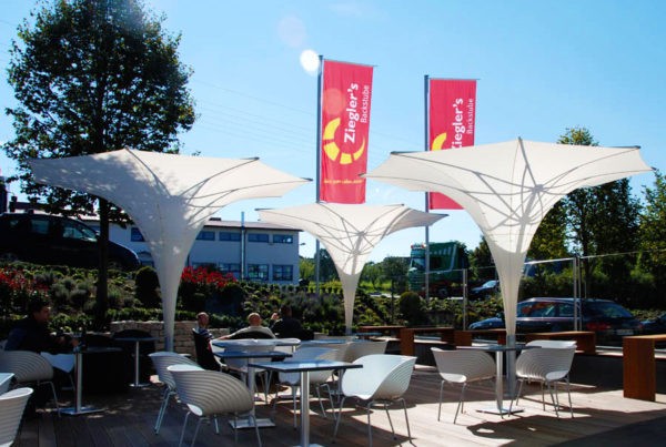 Parasols Tulip et paravents vitrés