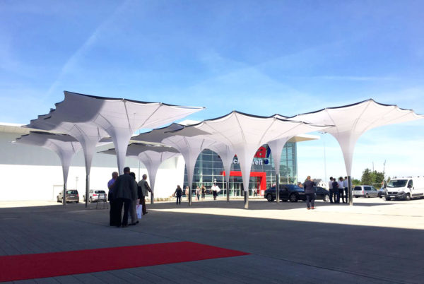 Parasol Tulip abritant une esplanade à Salon