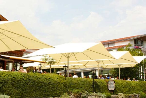 Protection de terrasse par parasol Festival double pente