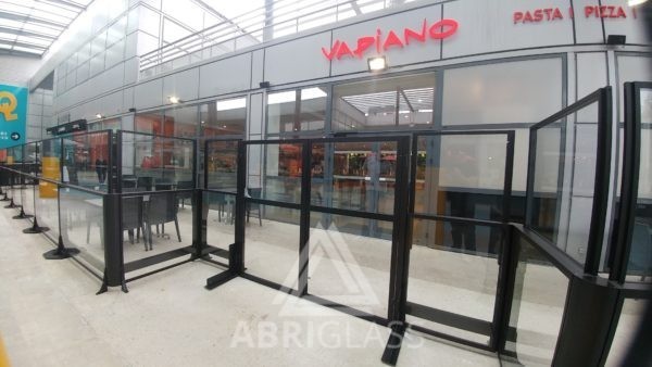 Porte d'accès pour paravent télescopique extérieur