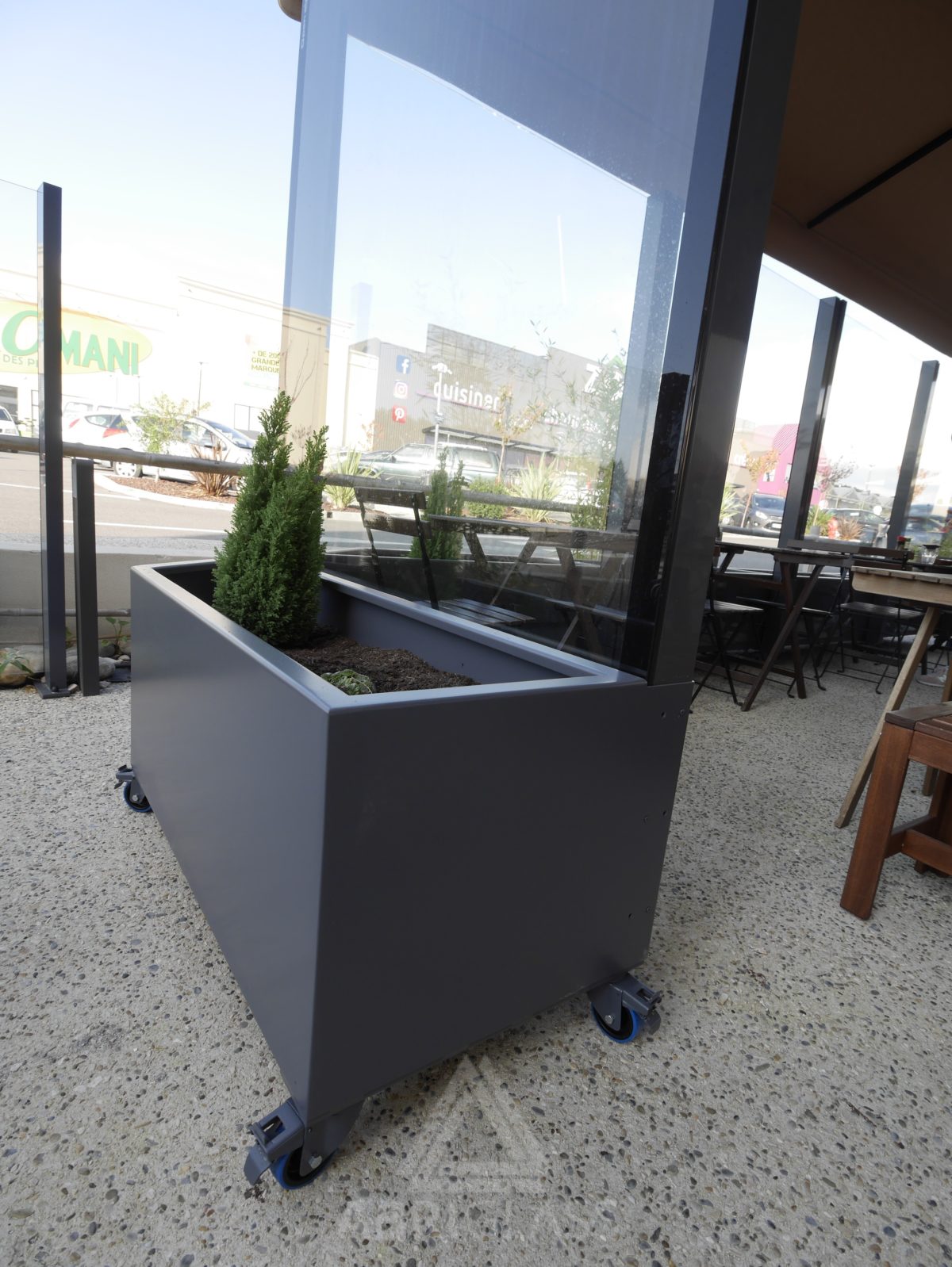Glass wall et bac jardinière à Plan de Campagne