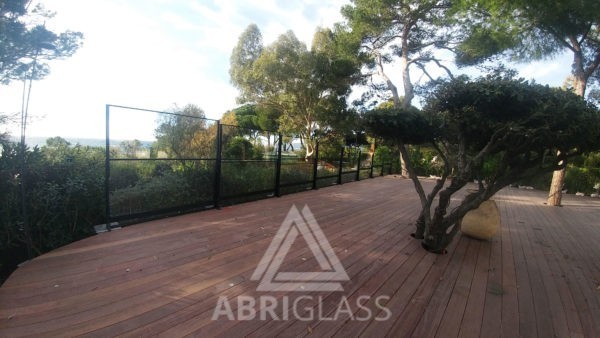 Paravent télescopique à contrepoids pour protection de terrasse