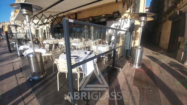 Paravent sur terrasse de restaurant à Cannes