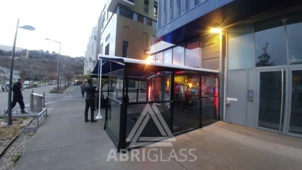 Brise vent et store double pente pour restaurant