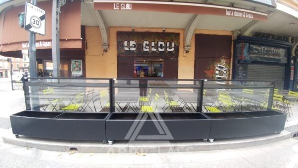 Pare vent et bacs pour CHR