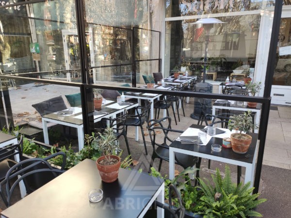 Paravents et bancs d'assise