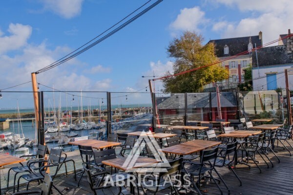 Paravent télescopique tout verre sur terrasse en front de mer
