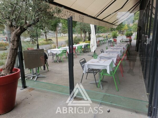 Paravent télescopique tout verre en protection de terrasse restaurant