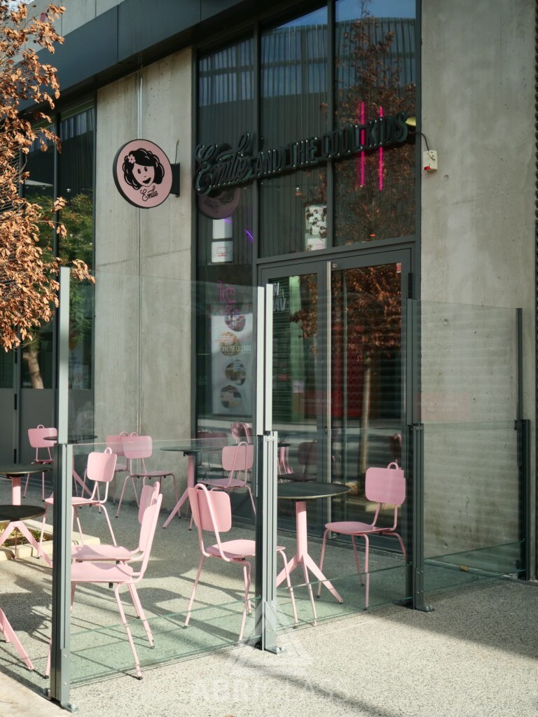 Paravent télescopique tout verre, installé sur terrasse de bar restaurant